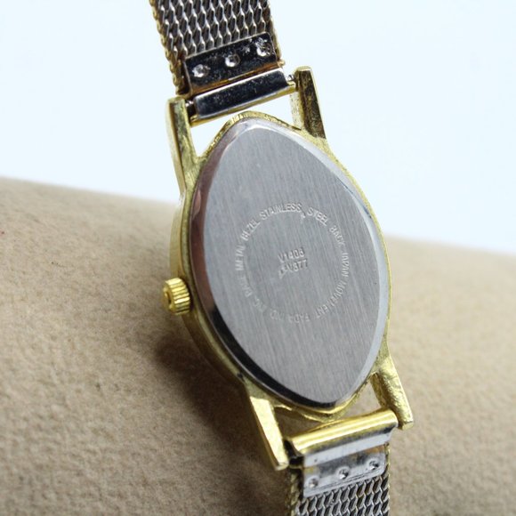 VG II Diamond Shape Raised Crystal White Face Textured Gold Tone Band Watch 8 In - Picture 6 of 6